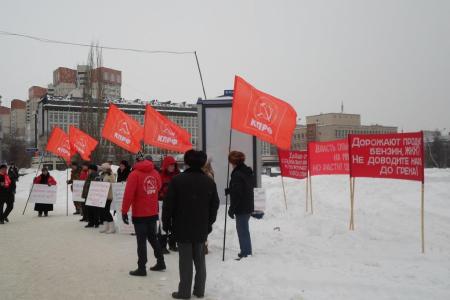 Пермь. Коммунисты провели пикет за муниципализацию объектов ЖКХ и национализацию минерально-сырьевых предприятий Пермского края