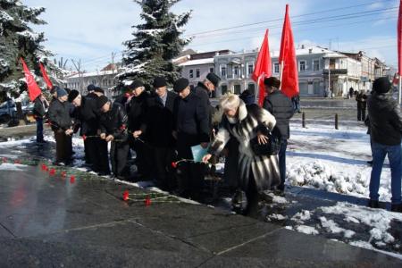 Республика Северная Осетия. У памятника Ленину во Владикавказе появились живые цветы