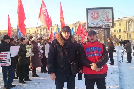 Санкт-Петербург. «Индексацию зарплат - не ниже инфляции!» – потребовали участники митинга у Финляндского вокзала