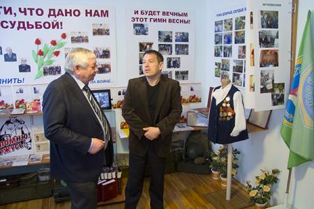 Свердловский депутат-коммунист Владимир Коньков и участница шоу «Уральские пельмени» Юлия Михалкова поздравили жителей «Уктусского пансионата» с Новым годом 