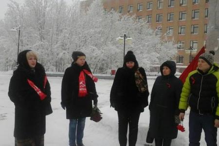 На Ямале прошли пикеты и возложение цветов в память о В.И. Ленине