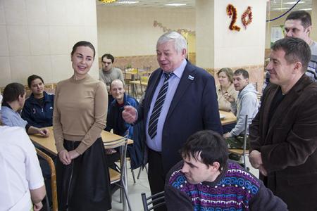 Свердловский депутат-коммунист Владимир Коньков и участница шоу «Уральские пельмени» Юлия Михалкова поздравили жителей «Уктусского пансионата» с Новым годом 