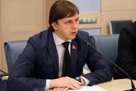 «Снесли без объяснений и компенсаций». Коммунисты провели круглый стол по проблемам сноса автостоянок в Москве