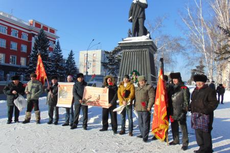 Барнаульские коммунисты возложением цветов к памятникам Ленину почтили память вождя мирового пролетариата