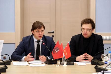 «Снесли без объяснений и компенсаций». Коммунисты провели круглый стол по проблемам сноса автостоянок в Москве