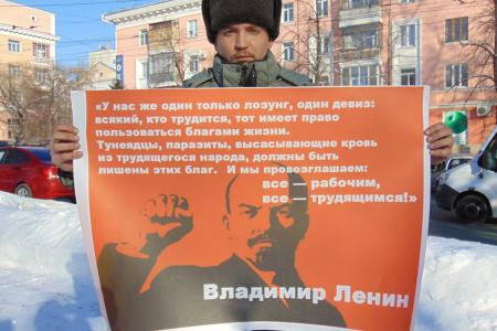 Барнаульские коммунисты возложением цветов к памятникам Ленину почтили память вождя мирового пролетариата