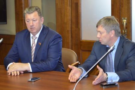 «Будущее авиации в надежных руках»: по приглашению Алексея Русских Госдуму посетили курсанты авиационного колледжа