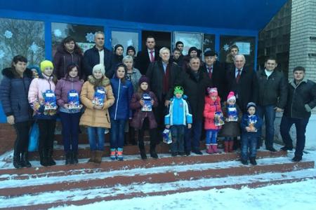 Коммунисты Якутии и Ростовской области доставили новогодние подарки детям Донбасса