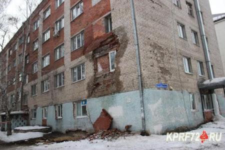 Жителей обрушившегося дома в Тюмени выставляют на улицу