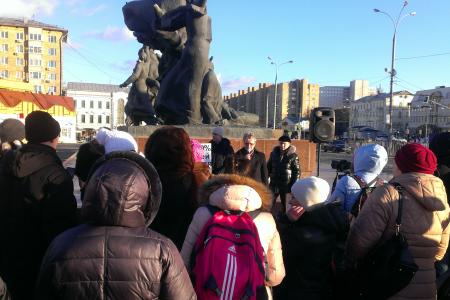 «Мама, кто-то украл нашу еду!». В Москве прошла акция родителей за возвращение полноценных полдников
