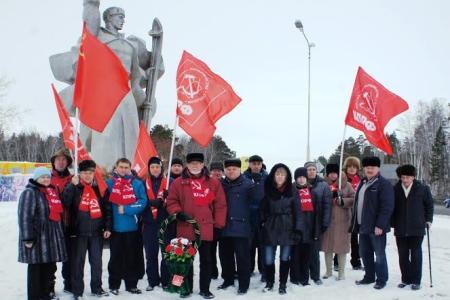 Курганские коммунисты встретили День Советской Армии и Военно-морского флота автопробегом