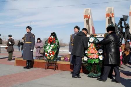 Забайкальские коммунисты возложили цветы к Вечному огню в честь Дня Советской Армии и Военно-морского Флота