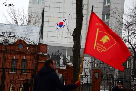 Приморский край. Комсомольцы провели митинг солидарности с КНДР