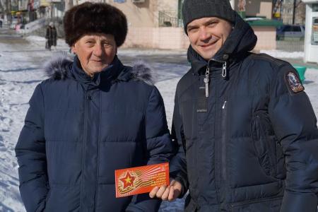 Приморский край. В день Советской Армии в городе Артёме возложили цветы к мемориалу и провели праздничный пикет