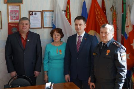 Приморский край. Депутат-коммунист Госдумы Алексей Корниенко вручил награды и подарок активистам общественных ветеранских организаций города Артёма