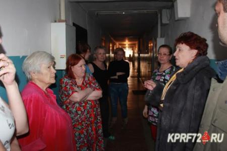 Жителей обрушившегося дома в Тюмени выставляют на улицу