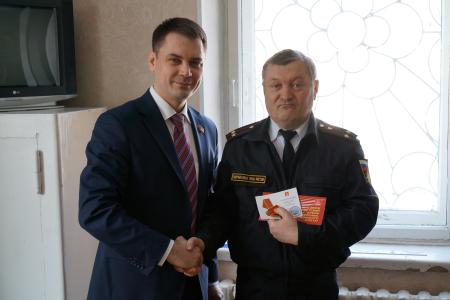 Приморский край. Депутат-коммунист Госдумы Алексей Корниенко вручил награды и подарок активистам общественных ветеранских организаций города Артёма
