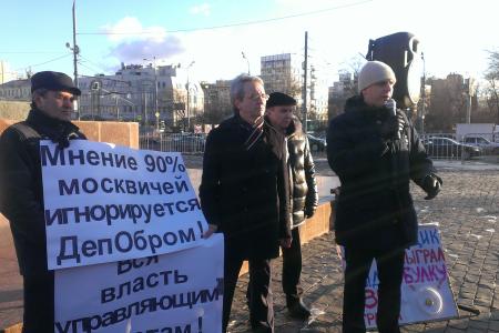 «Мама, кто-то украл нашу еду!». В Москве прошла акция родителей за возвращение полноценных полдников