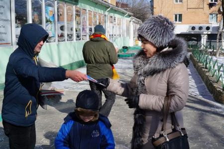 Приморский край. В день Советской Армии в городе Артёме возложили цветы к мемориалу и провели праздничный пикет
