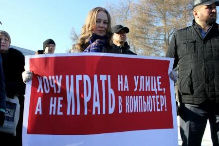Свердловские коммунисты провели митинг за сохранение парка «Зеленая роща»