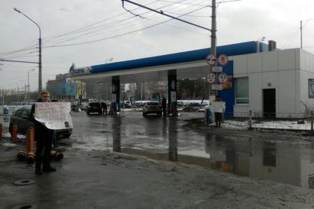 В Астрахани прошли пикеты против роста цен на бензин