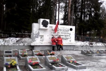 Коммунисты Ленинградской области провели серию пикетов в День Советской Армии и Военно-морского флота