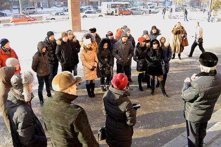 Алтайский край. Депутат-коммунист Сергей Юрченко провел открытую встречу с выпускниками вуза, оставшимися без дипломов