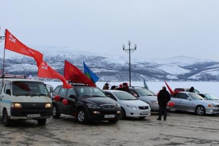Красный автопоезд в городе. Акция магаданских коммунистов