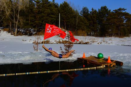 «За нашу Победу!». Акция алтайских «моржей» при поддержке КПРФ