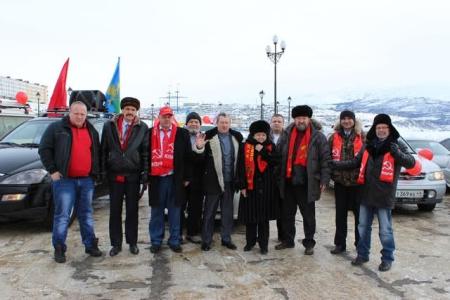 Красный автопоезд в городе. Акция магаданских коммунистов
