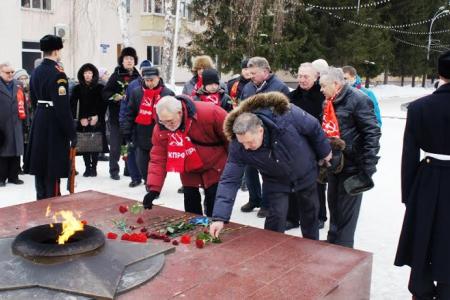Курганские коммунисты встретили День Советской Армии и Военно-морского флота автопробегом