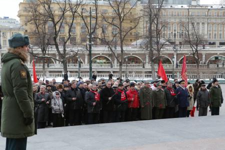 В память о героях – защитниках Родины. Делегация ЦК КПРФ возложила венок и цветы к Могиле Неизвестного солдата