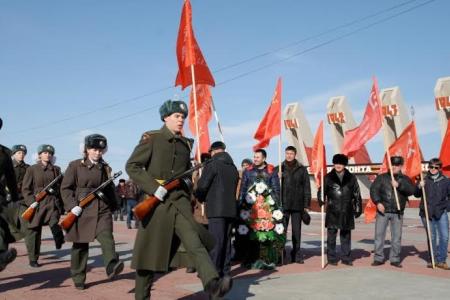 Забайкальские коммунисты возложили цветы к Вечному огню в честь Дня Советской Армии и Военно-морского Флота