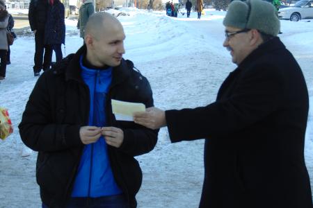 «Люблю жену, голосую за КПРФ!». В день влюбленных барнаульские коммунисты провели одиночные пикеты