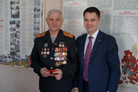 Приморский край. Депутат-коммунист Госдумы Алексей Корниенко вручил награды и подарок активистам общественных ветеранских организаций города Артёма