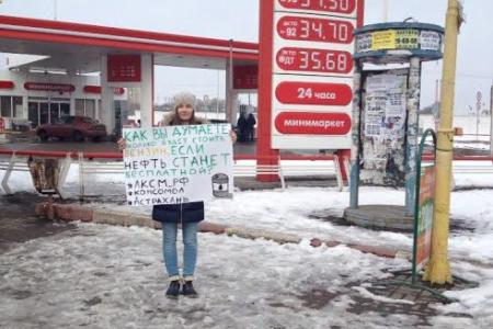 В Астрахани прошли пикеты против роста цен на бензин