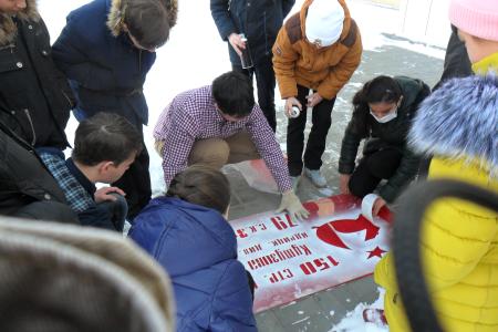 Астраханские комсомольцы проводят уроки в школах в рамках проекта «Знамя Победы»