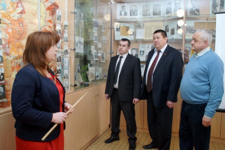 Город-герой Волгоград. Депутат-коммунист Волгоградской облДумы, член ЦК КПРФ Е.И.Шаманаев в канун Дня российской науки побывал с рабочим визитом в родной школе