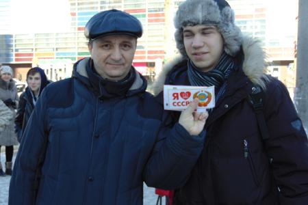«Люблю жену, голосую за КПРФ!». В день влюбленных барнаульские коммунисты провели одиночные пикеты