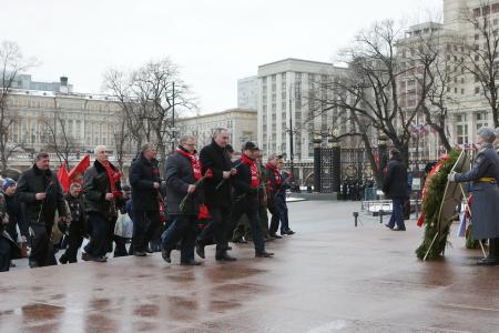 В память о героях – защитниках Родины. Делегация ЦК КПРФ возложила венок и цветы к Могиле Неизвестного солдата