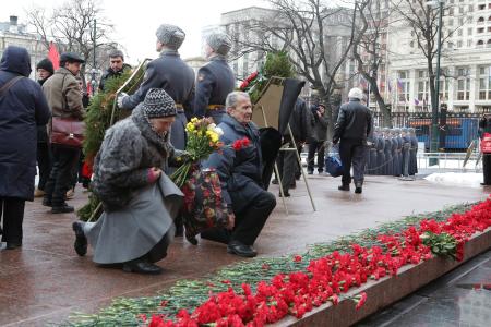 В память о героях – защитниках Родины. Делегация ЦК КПРФ возложила венок и цветы к Могиле Неизвестного солдата