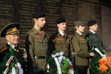 Севастопольские коммунисты торжественно отметили День Советской Армии и Военно-морского флота