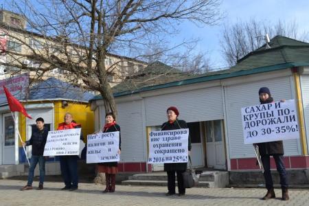 В Республике Калмыкия прошли пикеты–протесты в защиту социальных прав граждан