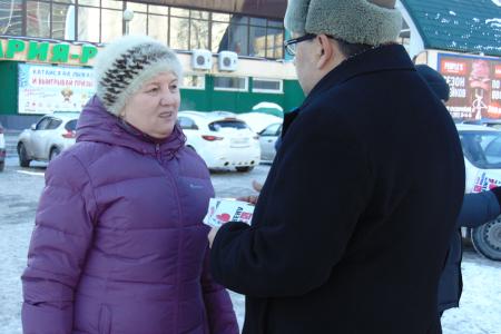 «Люблю жену, голосую за КПРФ!». В день влюбленных барнаульские коммунисты провели одиночные пикеты