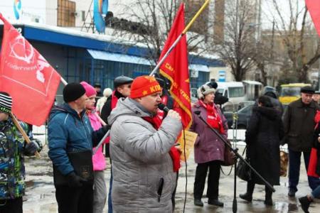 «Укрепим армию – отстоим Россию!». Демонстрация и митинг КПРФ в Саратове