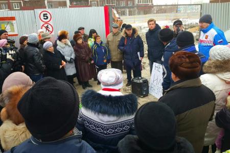 Свердловские коммунисты в ходе дворовой встречи поддержали противников точечной застройки