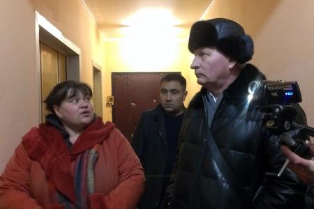 Москва. Валерий Рашкин и Андрей Клычков застряли в лифте во время инспекции треснувшего дома