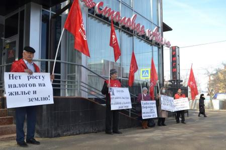 В Республике Калмыкия прошли пикеты–протесты в защиту социальных прав граждан