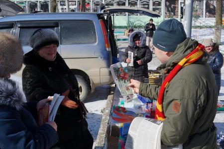 Приморский край. В день Советской Армии в городе Артёме возложили цветы к мемориалу и провели праздничный пикет