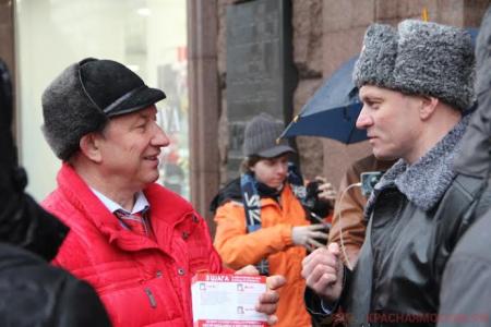 Депутаты-коммунисты выставили красные кубы возле московской Мэрии
